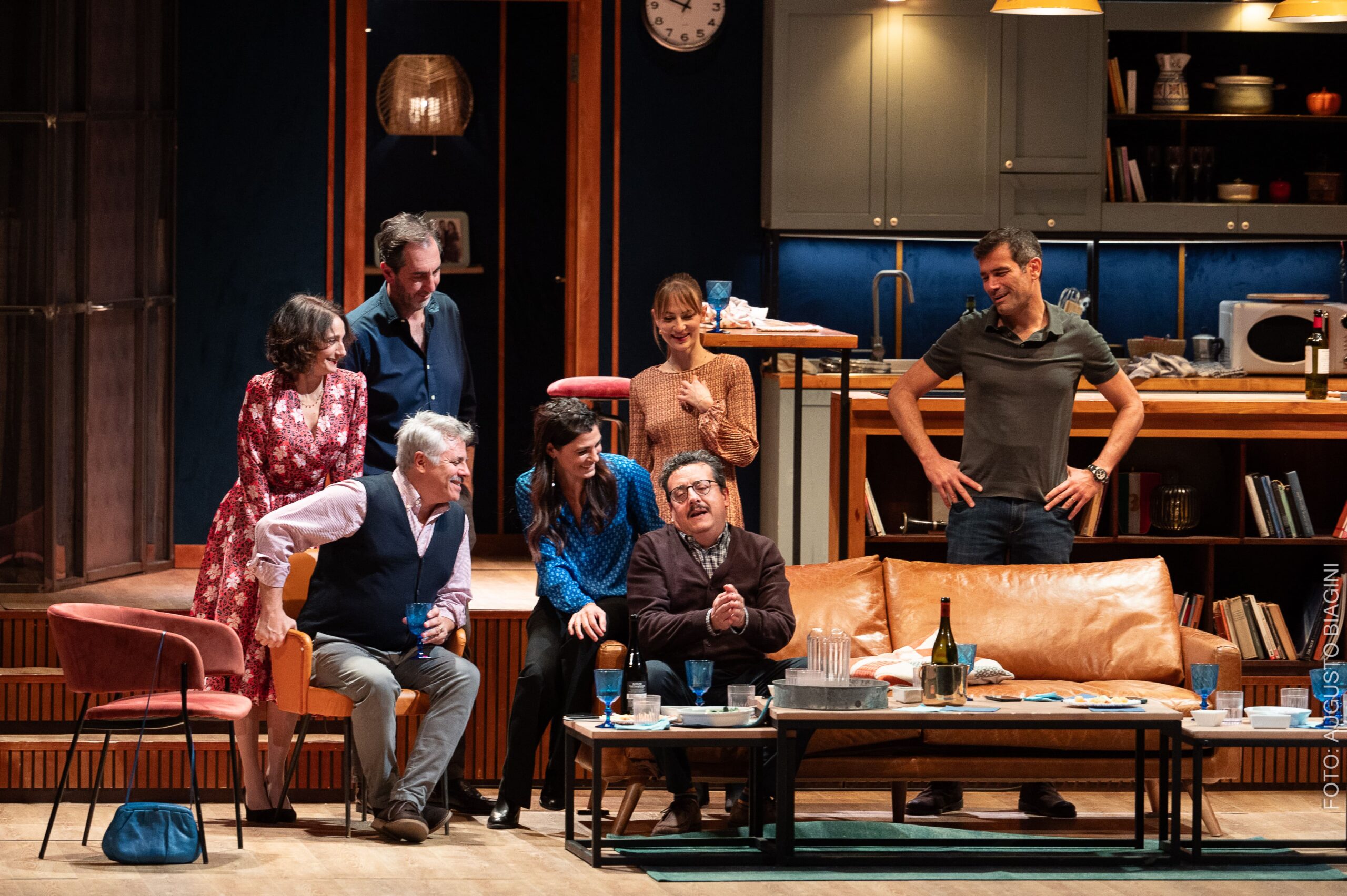 Perfetti sconosciuti_ph. Augusto Biagini_da sx Lorenza Indovina_Paolo Calabresi_Alice Bertini_Marco Bonini_Dino Abbrescia_Valeria Solarino_Massimo De Lorenz