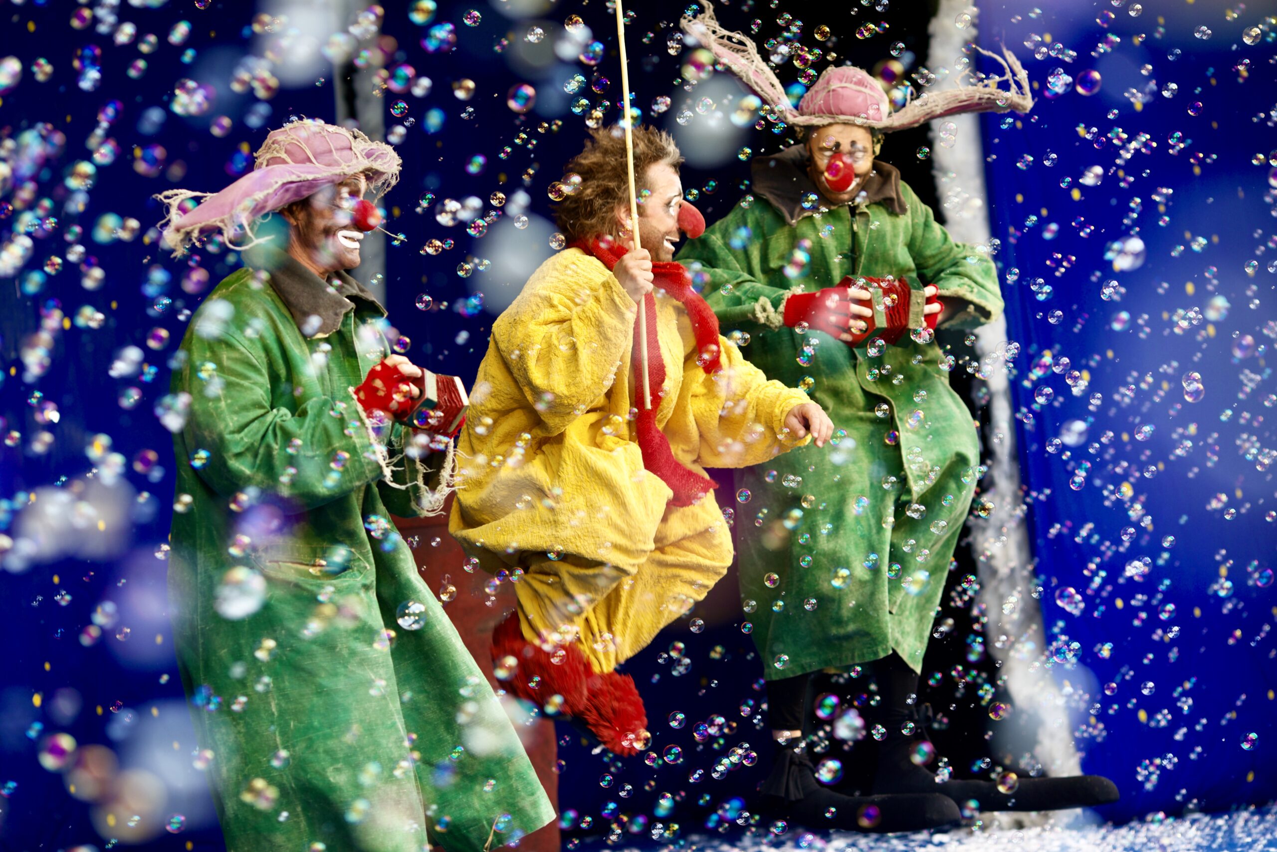 Slava Snowshow 3 clowns in bubbles by Aya Rufin